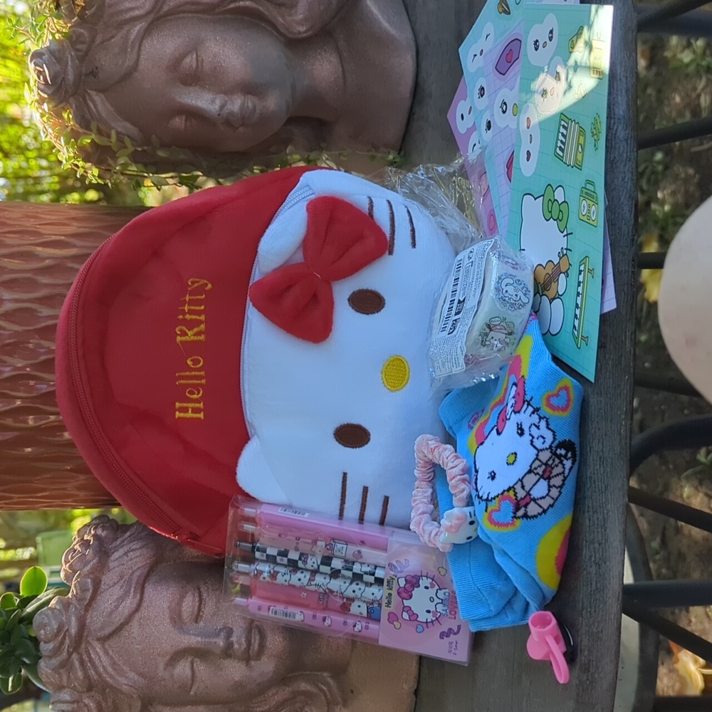 NWT 🩷 SANRIO GIFT BUNDLE 🩷 in 🎀 HELLO KITTY soft BACKPACK 🎀 so sweet! $55 R!